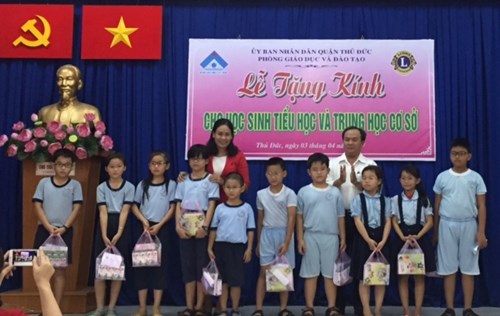 Chương trình trao tặng kính cho học sinh nghèo bị tật khúc xạ